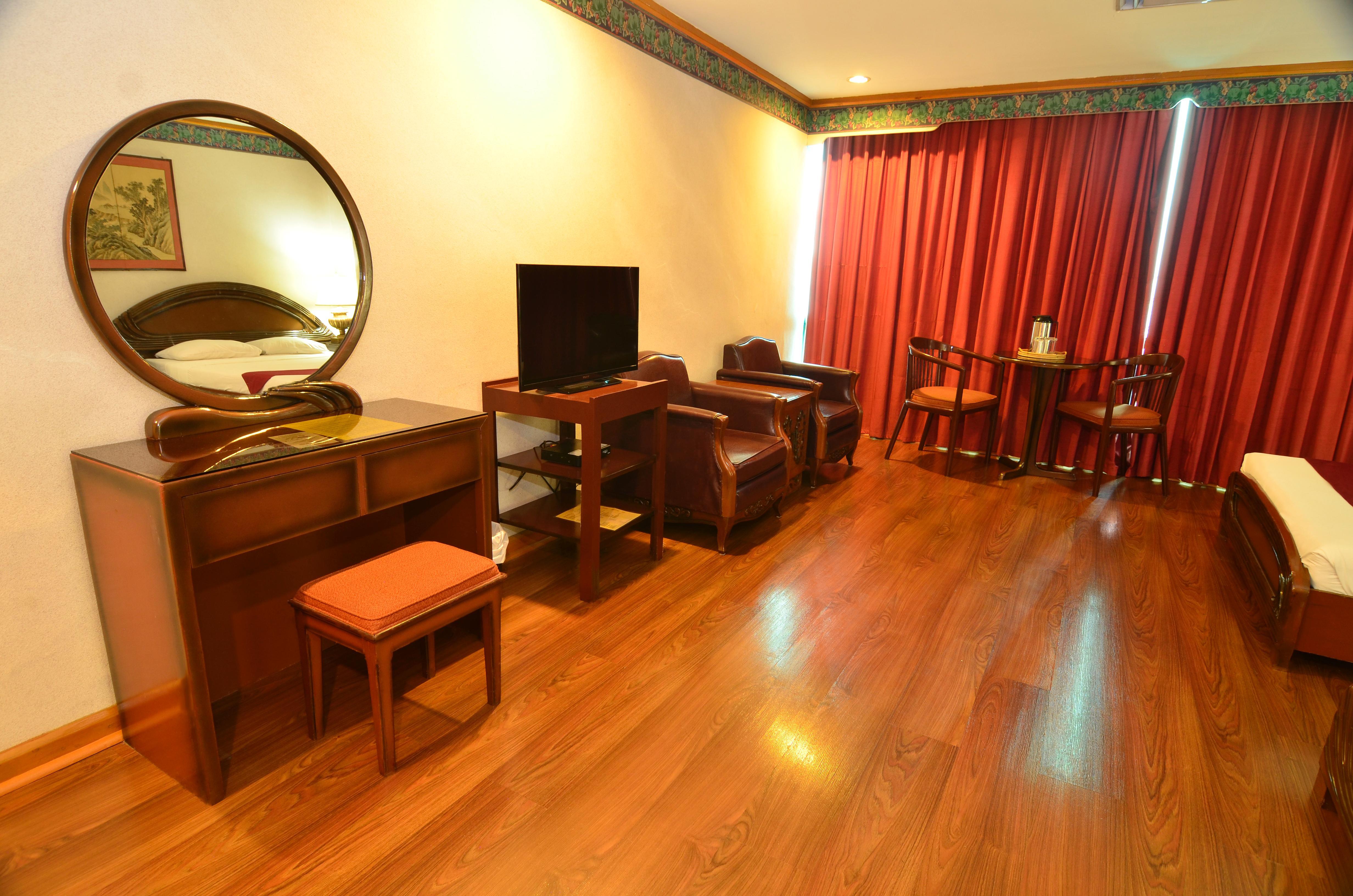 Holiday Plaza Hotel Cebu Bagian luar foto