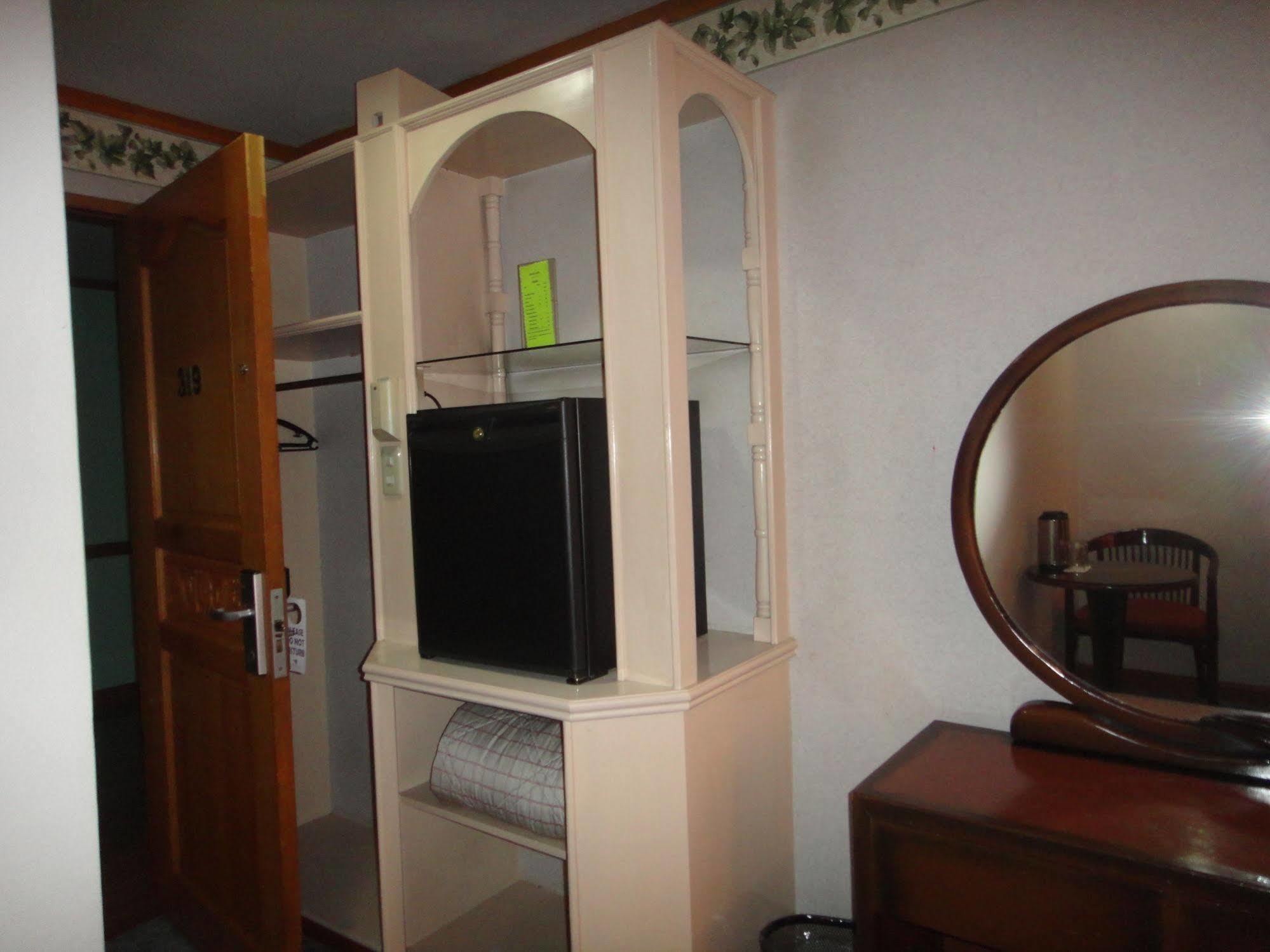 Holiday Plaza Hotel Cebu Bagian luar foto