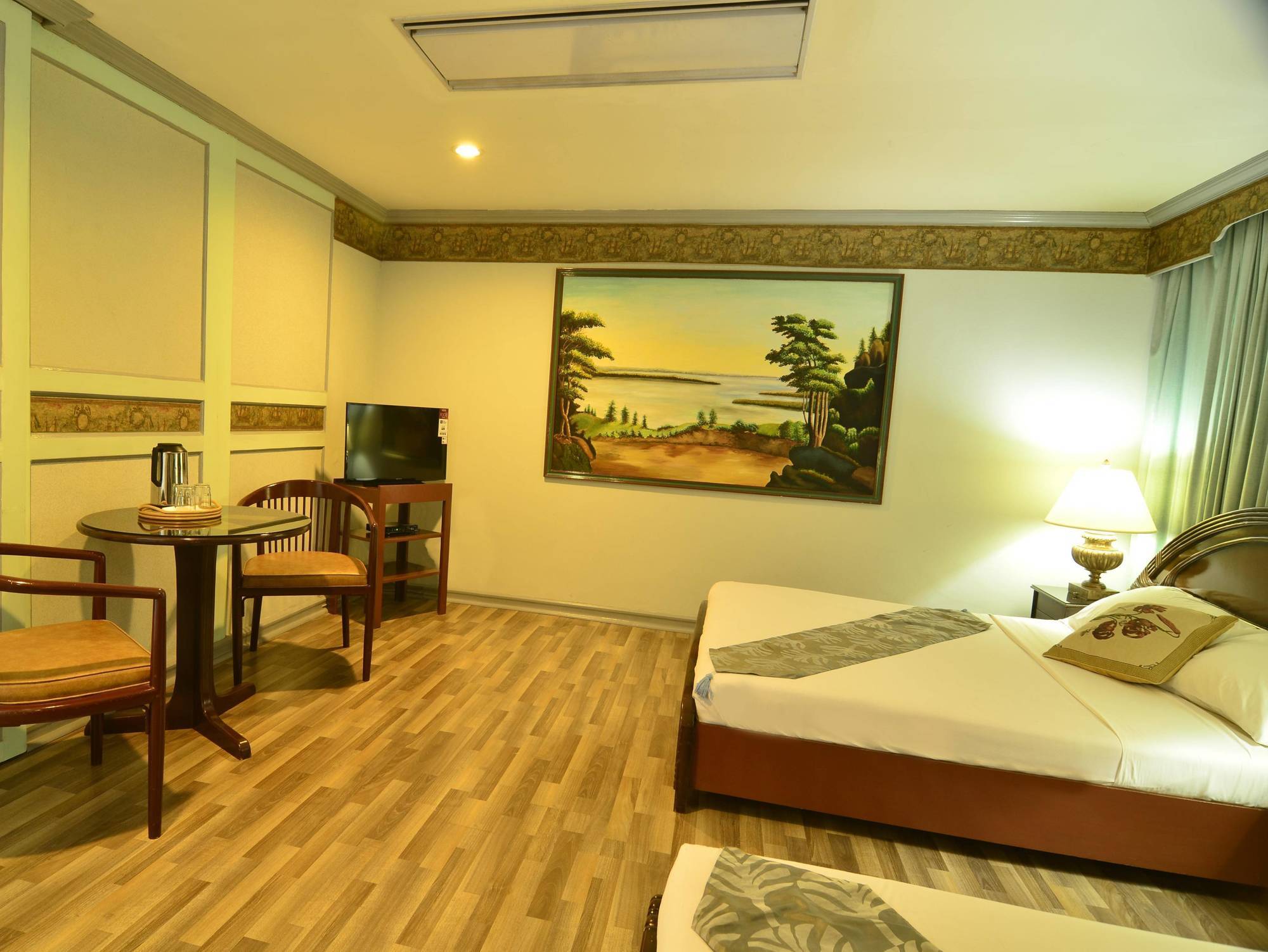 Holiday Plaza Hotel Cebu Bagian luar foto
