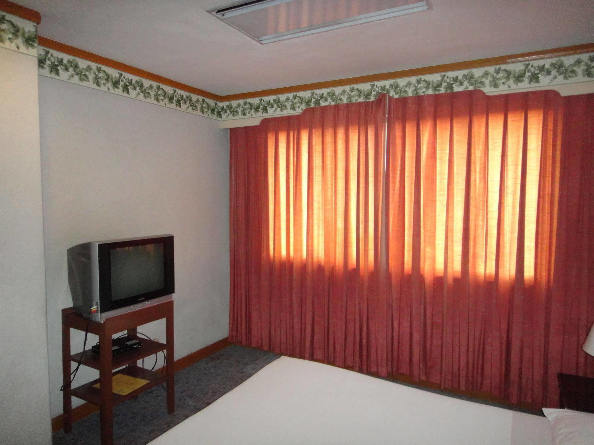Holiday Plaza Hotel Cebu Bagian luar foto