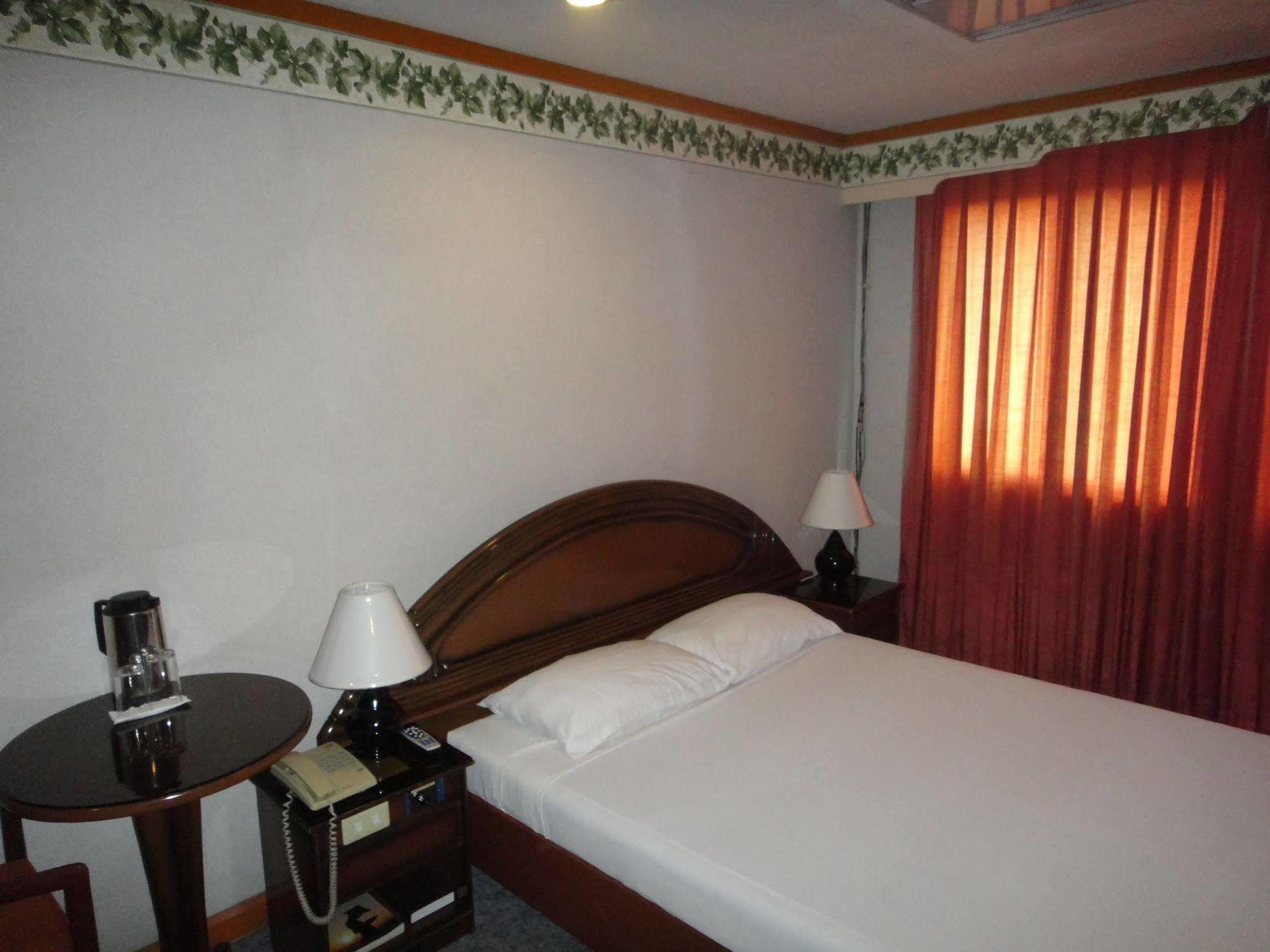 Holiday Plaza Hotel Cebu Bagian luar foto