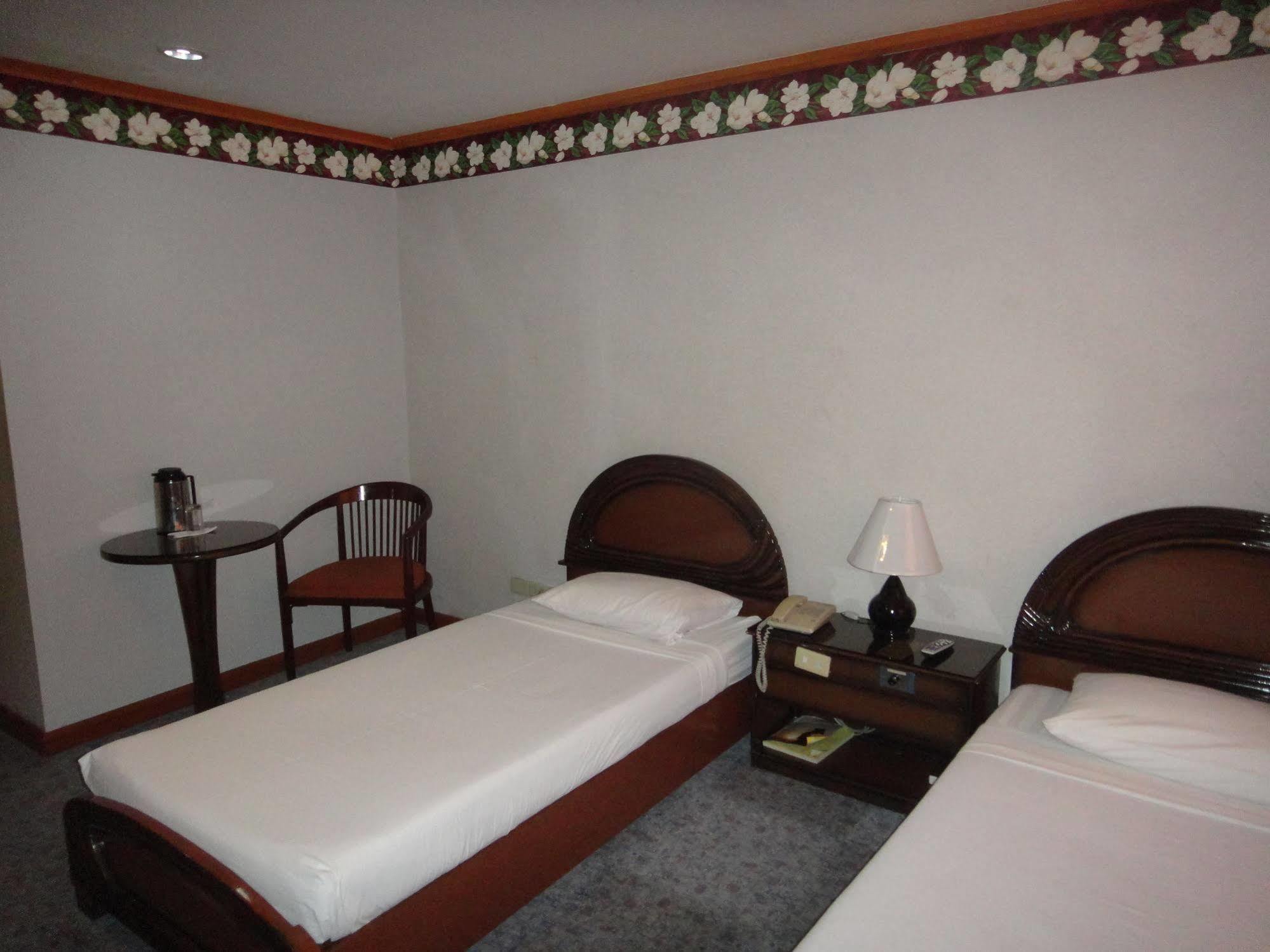 Holiday Plaza Hotel Cebu Bagian luar foto