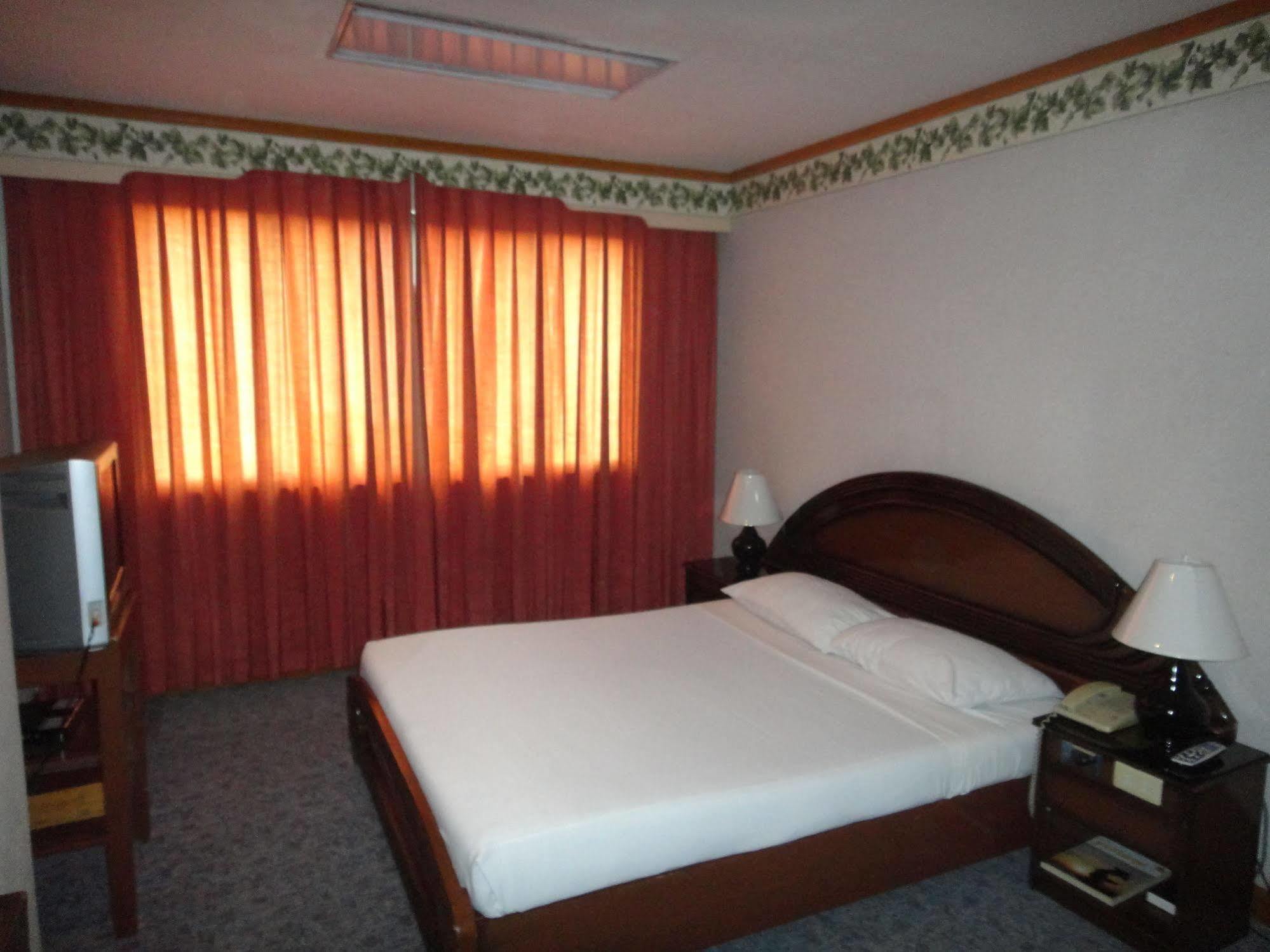 Holiday Plaza Hotel Cebu Bagian luar foto