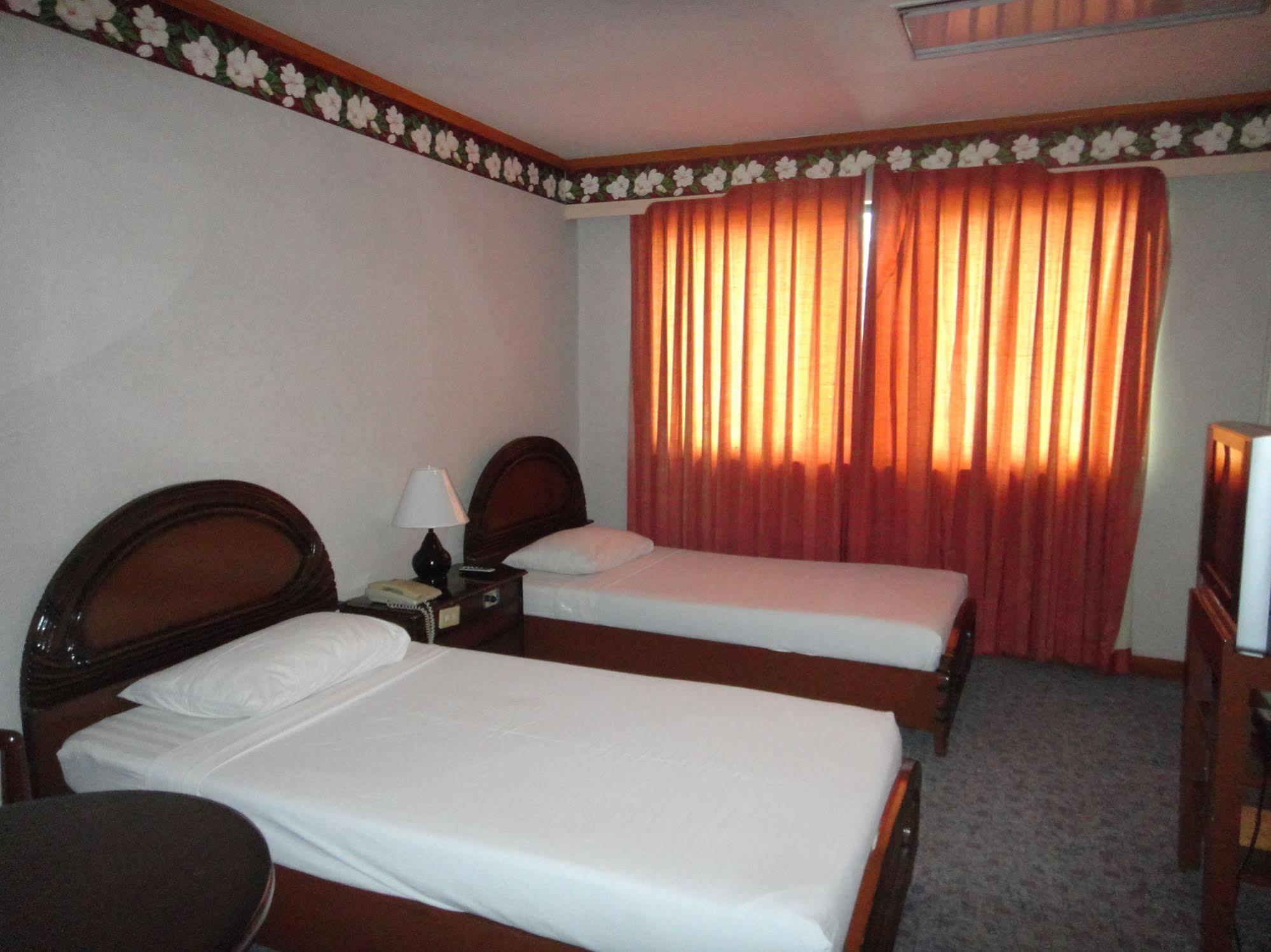 Holiday Plaza Hotel Cebu Bagian luar foto
