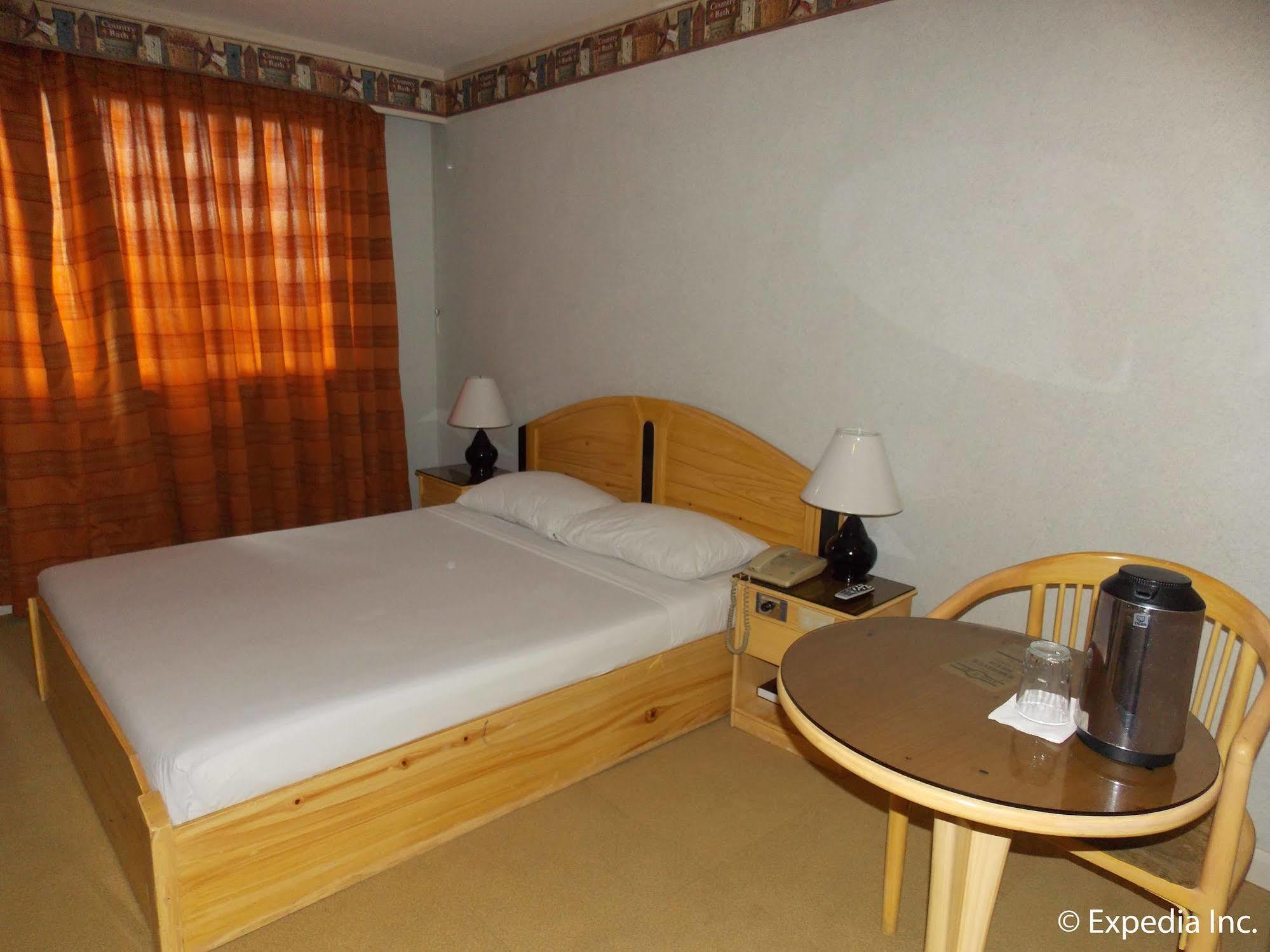 Holiday Plaza Hotel Cebu Bagian luar foto