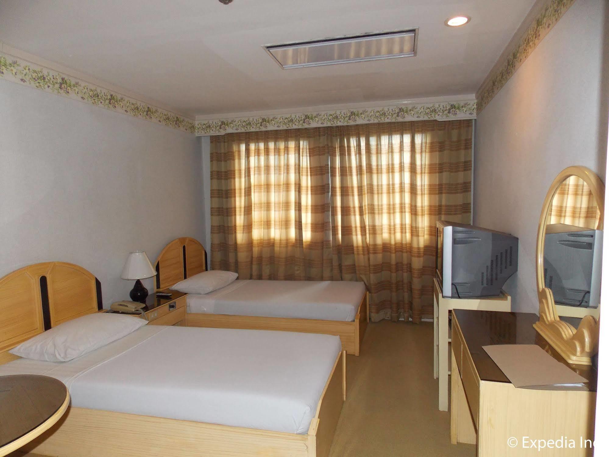 Holiday Plaza Hotel Cebu Bagian luar foto
