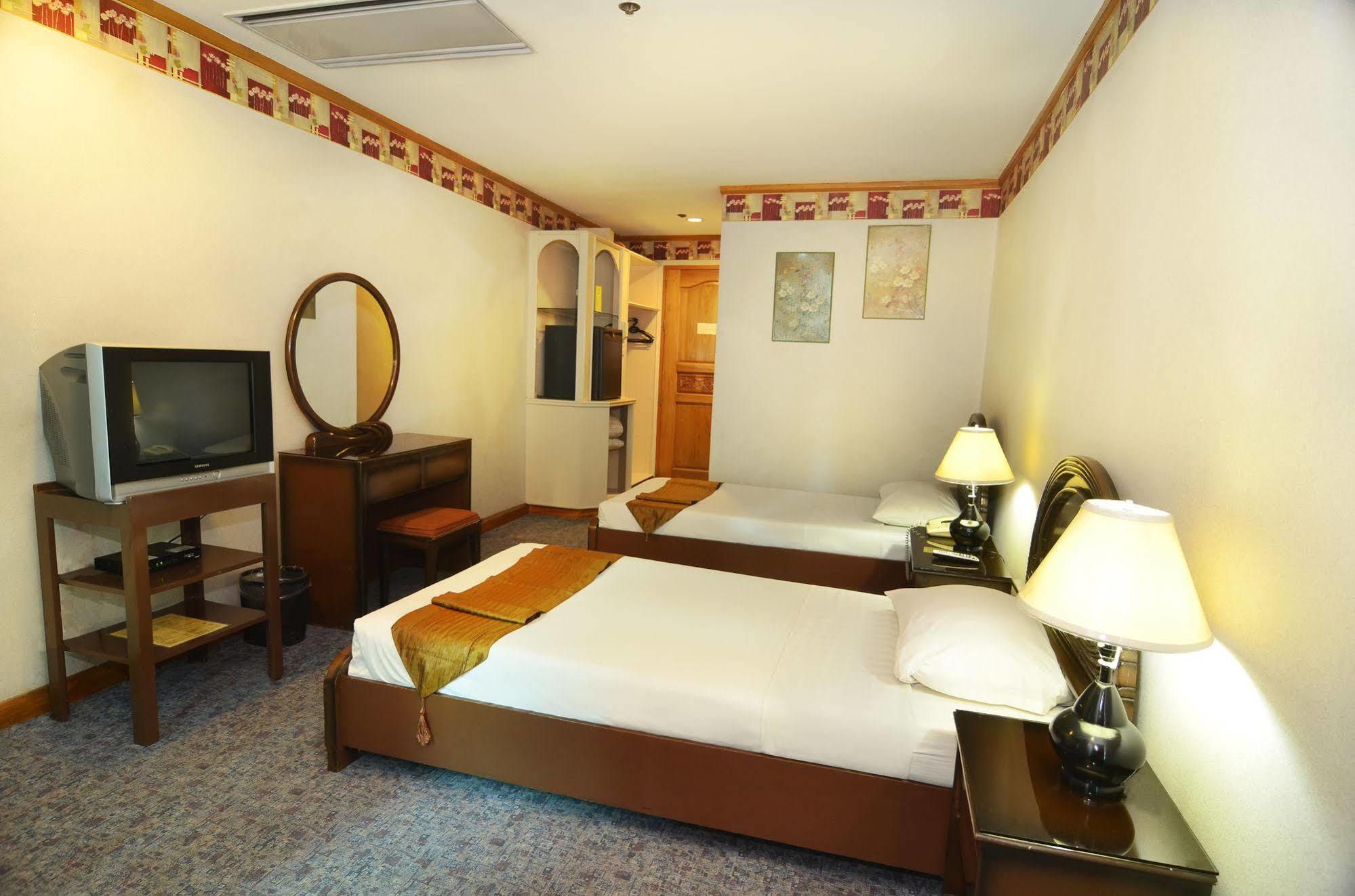 Holiday Plaza Hotel Cebu Bagian luar foto