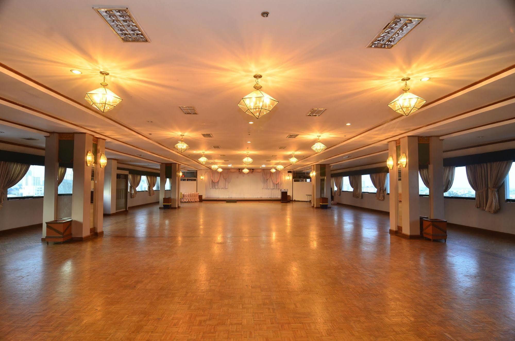 Holiday Plaza Hotel Cebu Bagian luar foto