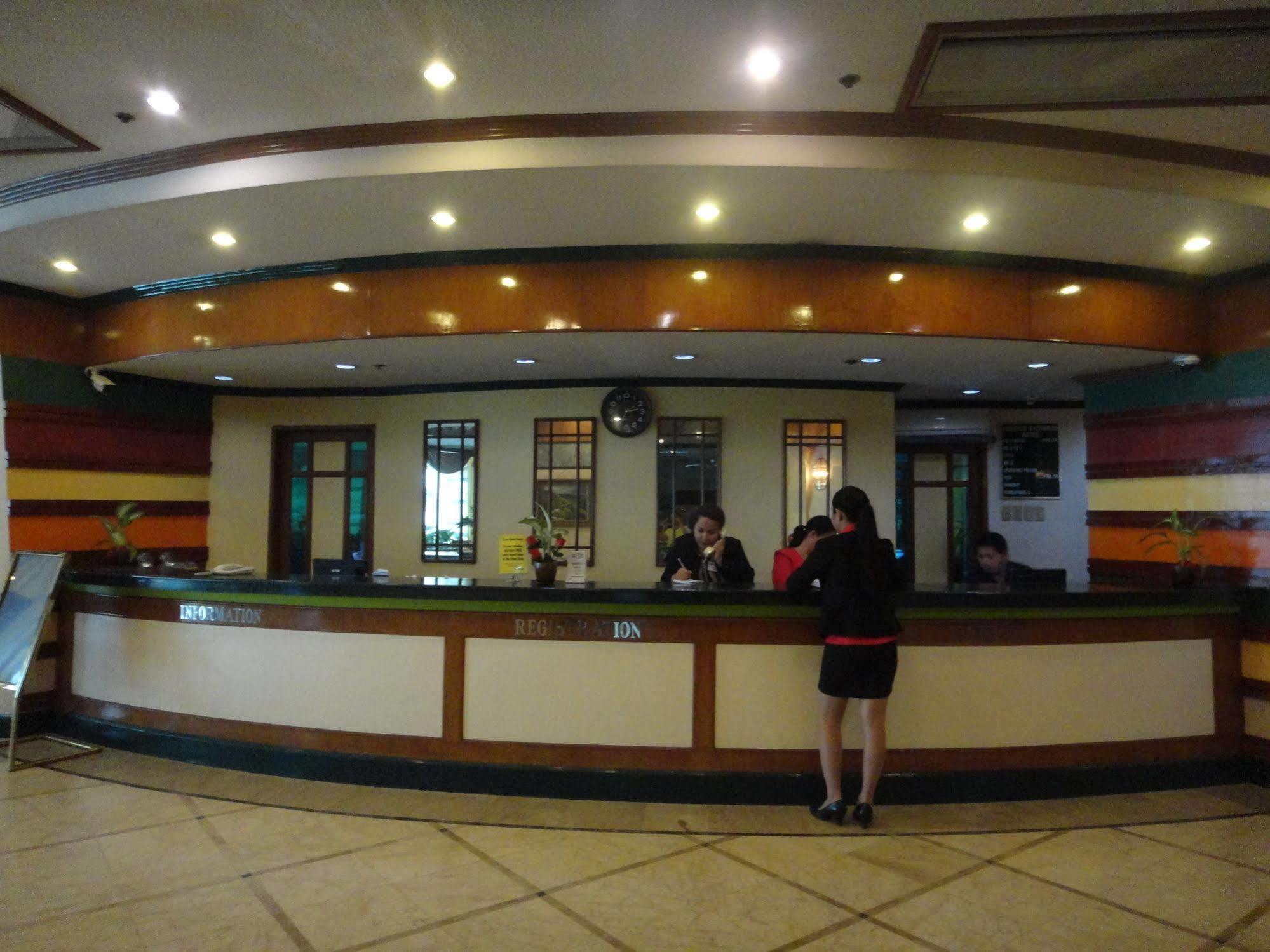 Holiday Plaza Hotel Cebu Bagian luar foto