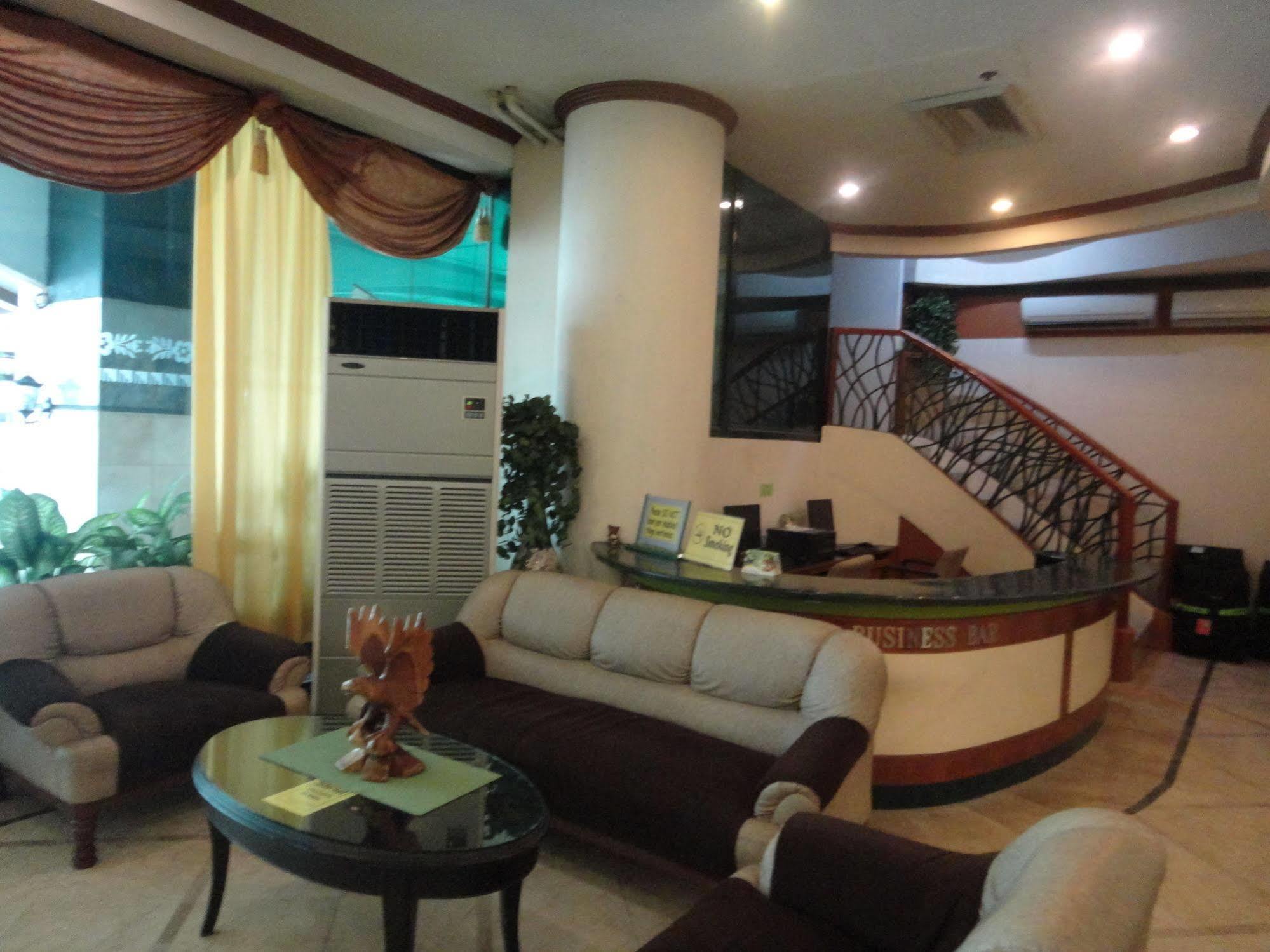 Holiday Plaza Hotel Cebu Bagian luar foto