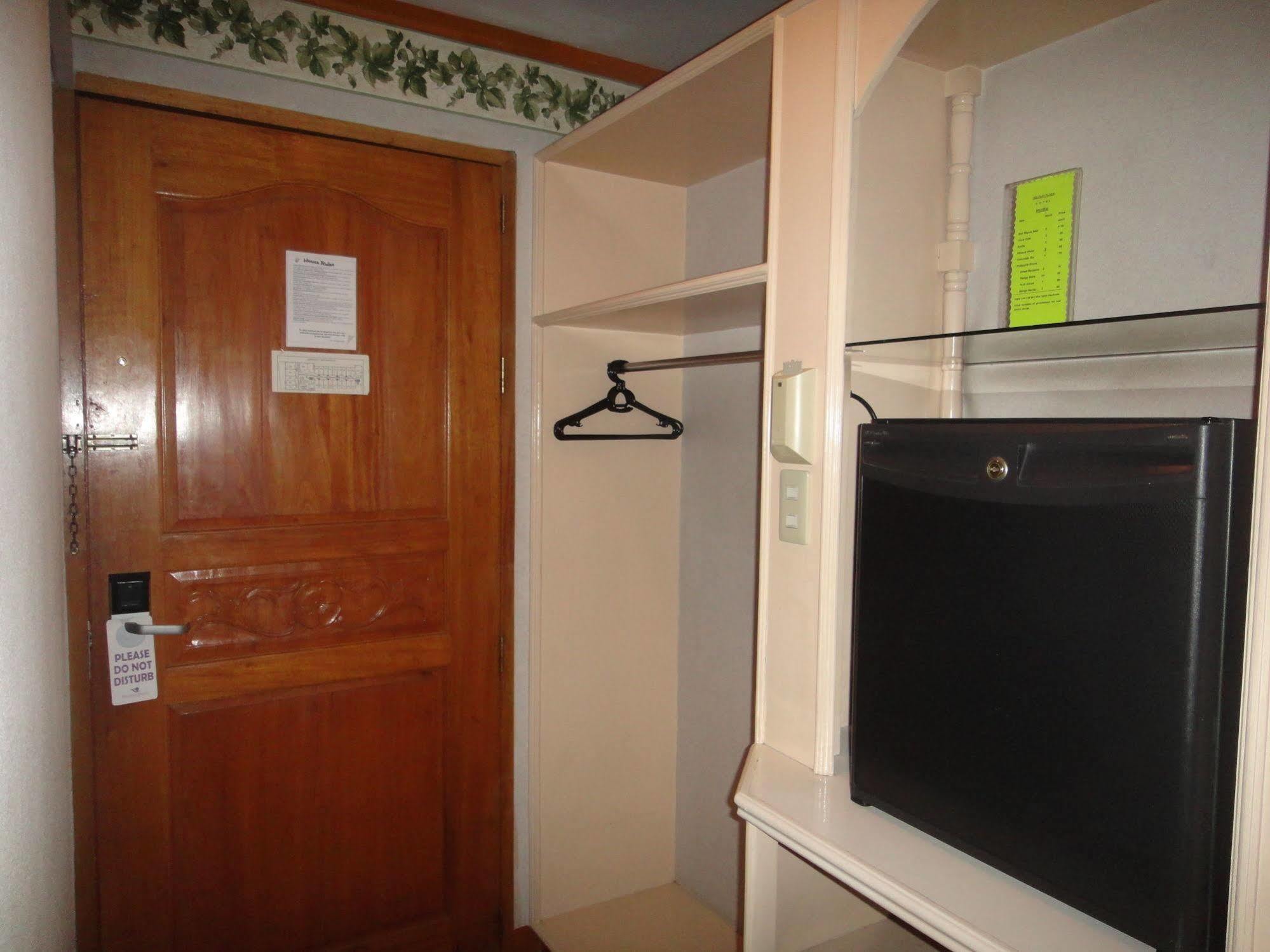 Holiday Plaza Hotel Cebu Bagian luar foto