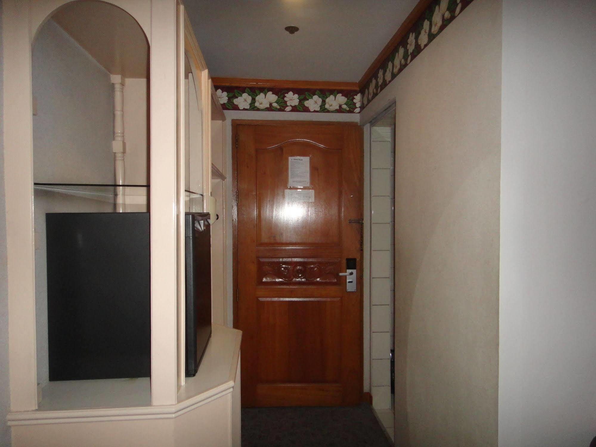 Holiday Plaza Hotel Cebu Bagian luar foto