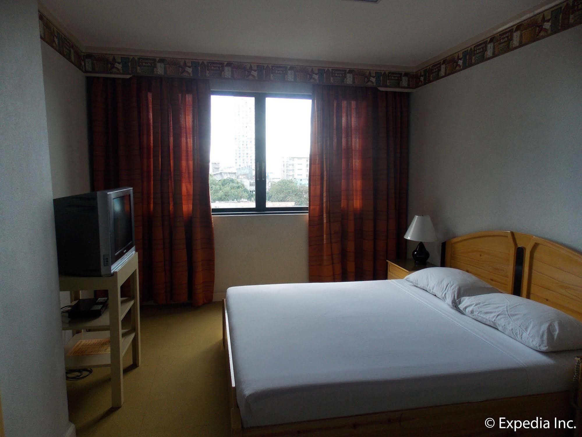 Holiday Plaza Hotel Cebu Bagian luar foto