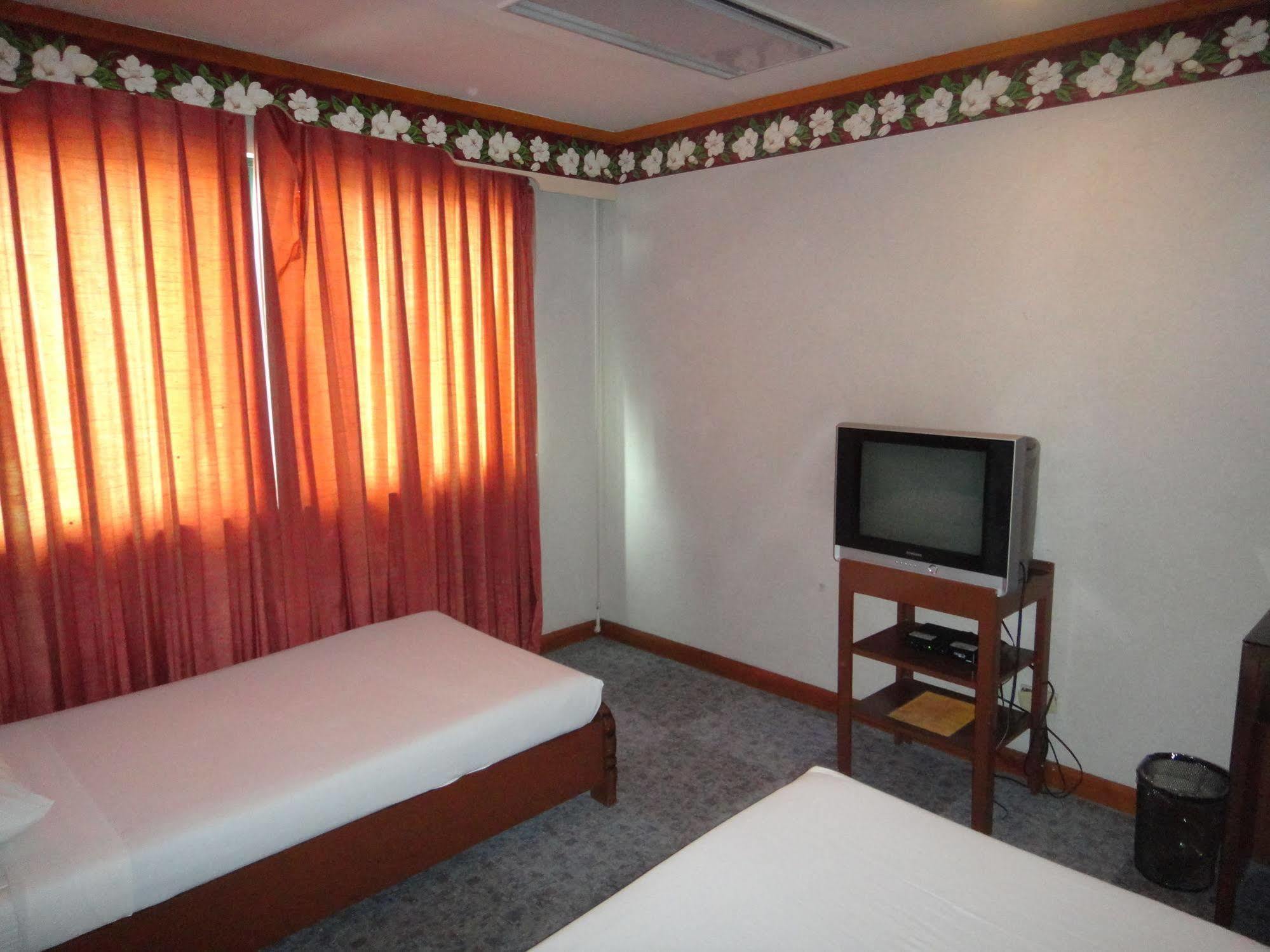 Holiday Plaza Hotel Cebu Bagian luar foto
