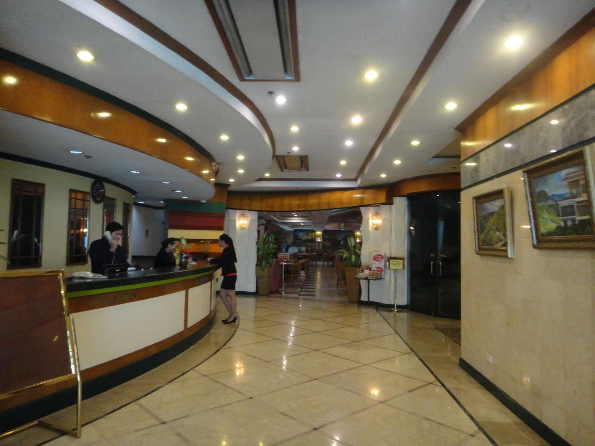 Holiday Plaza Hotel Cebu Bagian luar foto