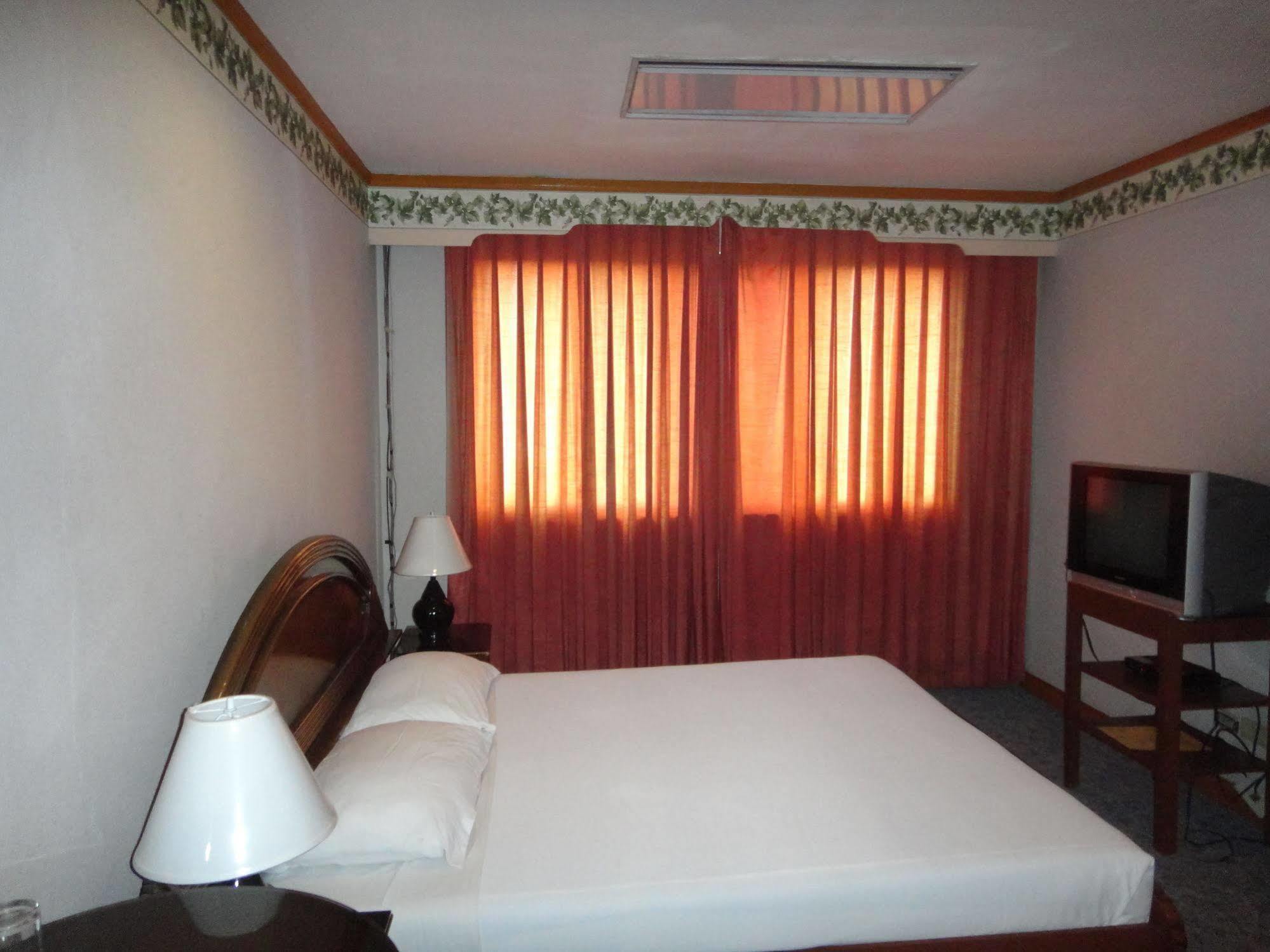 Holiday Plaza Hotel Cebu Bagian luar foto